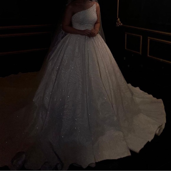 Wedding dress - Picture 1 of 3